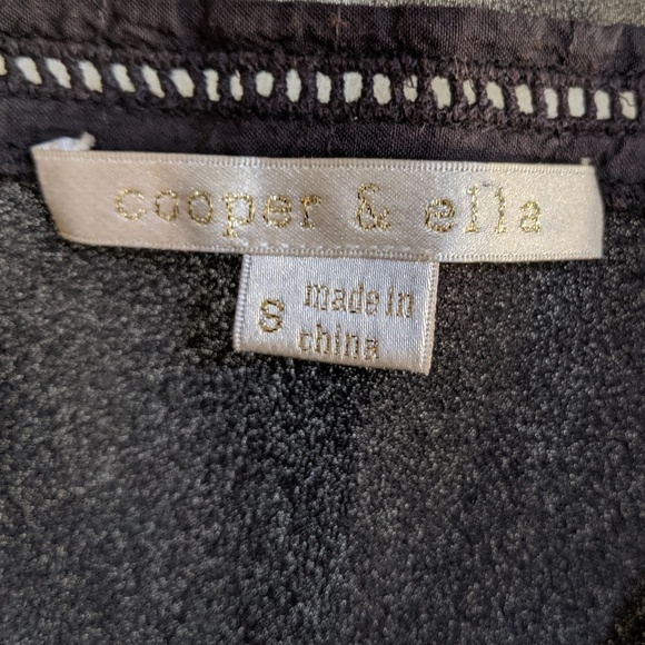 Black Sleeveless Blouse - Picture 3 of 5